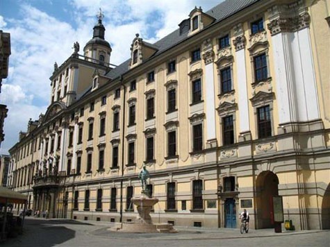 Trường do vua Leopold I. Habsburg thành lập. Tiền thân là trường dạy đạo đức, được điều hành bởi các tu sĩ, sau đó, Wroclaw trở thành học viện lớn nhất nước với 5 chuyên ngành vô cùng kỳ bí: Thần học Công giáo, Thần học Truyền giáo, Triết học, Pháp luật và Y học.