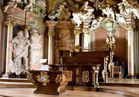 Những bức tượng thần thánh và đồ nội thất phong cách cổ điển tuyệt đẹp