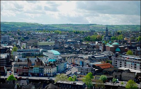 Đến Cork, nếu muốn có tầm nhìn tốt nhất để quan sát toàn cảnh thành phố, bạn hãy chuẩn bị đôi chân chinh phục những bậc thang bằng đá của nhà thờ St. Anne. Từ tầm cao này, vẻ đẹp của những gì nhìn thấy sẽ làm khô ngay những giọt mồ hôi của bạn. THAM GIA CUỘC THI TÌM HIỂU IRELAND ĐỂ NHẬN GIẢI THƯỞNG LỚN