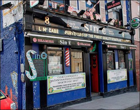 Nếu yêu âm nhạc, một nơi bạn không thể không ghé là quán bar Sin E. Đây là nơi người dân Cork, cả già lẫn trẻ, vẫn tụ tập chơi đàn banjo và sáo từ sáng đến tối khuya. Âm nhạc truyền thống của địa phương được gìn giữ và biểu diễn thường xuyên tại đây.