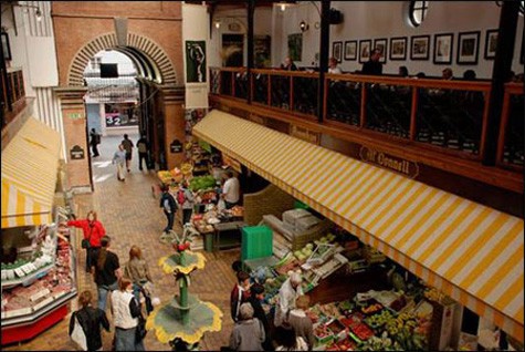 Bạn cũng đừng quên đi mua sắm thịt tươi, cá, phô mai và bánh mì tại khu chợ Anh, nằm ngay trung tâm thành phố. Khu chợ này đã có từ hơn 400 năm trước và đến tận ngày nay vẫn bán buôn sầm uất.