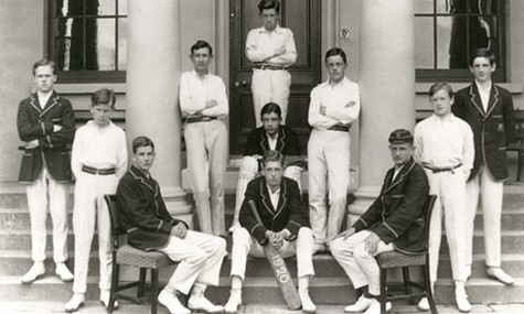 Samuel Beckett (người thứ hai từ trái sang) trong đội cricket của trường (ảnh: Guardian)