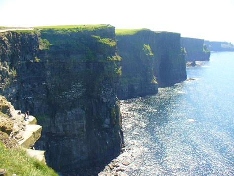 Vách đá Moher là một trong những điểm du lịch hàng đầu của Ireland, đã được công nhận là Công viên địa chất Toàn cầu.