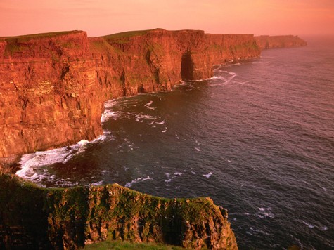 Vách đá này trải dài 8km trên bờ biển phía Tây Ireland, thuộc địa phận hạt Clare. Điểm cao nhất của vách đá là 214 mét