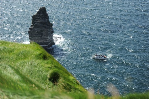 Một cách thưởng thức tốn kém bằng du thuyền để ngước nhìn vách đá từ phía biển