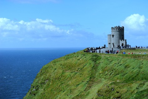 Toà tháp O’Brien là điểm cao nhất của Cliffs of Moher. Tháp O’Brien được xây năm 1835 bởi một người Cliffs of Moher - Vách đá Bồ công anh