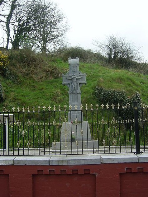 Cây thánh giá tưởng niệm Michael Collins, lãnh đạo quân đội quốc gia, bị ám sát vào tháng 8 năm 1922