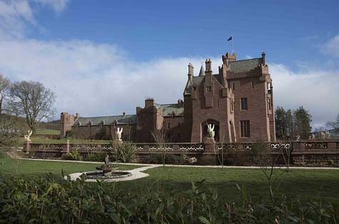 Mặt phía tây của lâu đài