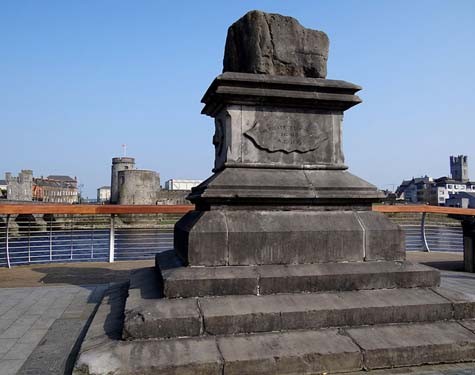 The Treaty Stone cạnh bờ sông Shannon ở Limerick
