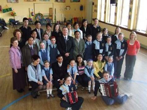 Các giáo viên và học sinh Việt Nam với bạn bè Ireland tại trường Roscommon, Ireland