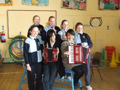Hai bạn học sinh Việt nam tham gia chơi nhạc với các bạn Ireland