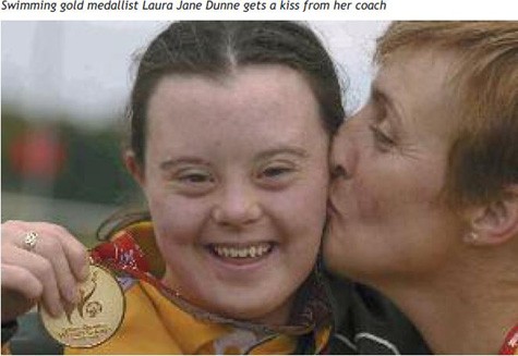 Huy chương vàng bơi lội đầu tiên của Ai Len nữ vận động viênLaura Jane Dunne nhận nụ hôn từ huấn luyện viên
