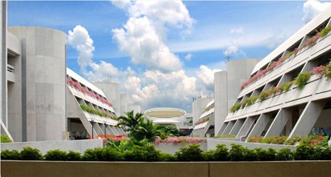 Trường được thành lập vào năm 1991 trên cơ sở phát triển lên từ Viện Công nghệ Singapore thuộc Đại học Quốc gia Singapore. Nanyang sở hữu diện tích khuôn viên 2km². Trường hiện có 1.361 giảng viên, 24.258 sinh viên, trong đó có 7.421 sinh viên sau đại học. Không những thế, Nanyang còn liên kết đạo tạo với nhiều trường ĐH danh tiếng trên thế giới như: MIT, Stanford, Cornell, Caltech, Cambridge…