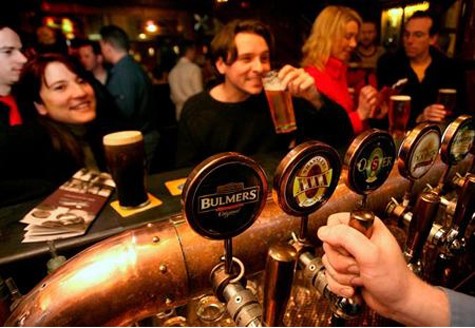 Thưởng thức hương vị bia đặc biệt của Dublin tại các bar đêm.