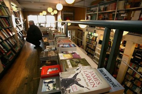 Đến những hiệu sách lớn ở phố Grafton để tìm những cuốn sách bạn ưa thích. Nếu bạn thấy hoa mắt vì phải chọn lựa, có thể tới khu bán lẻ để được lựa chọn, và trả giá một chút.