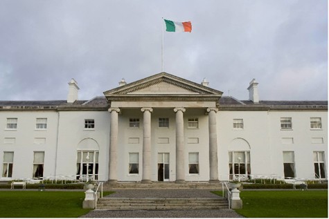 Dinh thự chủ tịch Cộng Hòa Ireland, được xây dựng năm 1751, và nhiều lần mở rộng, lần gần đây nhất là năm 1816. Nữ hoàng Victoria cũng từng ghé thăm dinh thự năm 1849