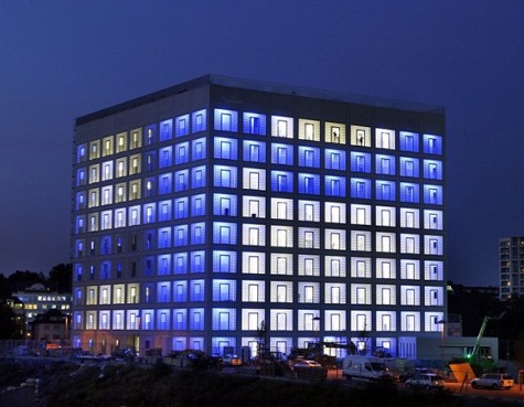 Được thiết kế bởi kiến trúc sư người Hàn Quốc, Eun Young Yi, thư viện thành phố Stuttgart, Đức trông hệt một khối Rubik đa màu sắc. Nhưng khi bước trong, bạn sẽ ngạc nhiên bởi sự đơn giản của nó. Đây là một trong những thư viện hiện đại hàng đầu thế giới, với diện tích 3201m2 và tổng kinh phí đầu tư lên đến hơn 79 triệu Bảng Anh. Thư viện chính thức mở cửa ngày 21/10/2011.