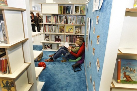 Đôi khi các bé và gia đình cũng có một góc riêng trong thư viện.