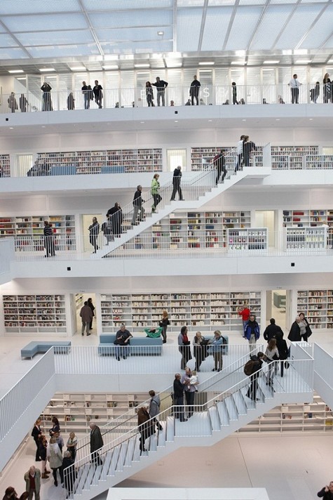 Điểm nhấn của Siêu thư viện này chính là các cầu thang bộ và 9 tầng đa sắc màu. Tất cả các cầu thang bộ được kiến trúc sư Young Yi thiết kế với độ dốc là 45 độ và bố trí cân xứng với nhau. Ông nói: Những bậc thang giúp mỗi bước đi của bạn khi tiến lên tầng cao tri thức thật nhẹ nhàng và thoải mái. Hãy thư giãn với không gian tràn ngập ánh sáng hài hòa mà chỉ thư viện thành phố Stuttgart mới có.