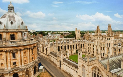 13. Trường ĐH Oxford Trong danh sách này, không thể bỏ qua trường ĐH Oxford nổi tiếng. Vẻ đẹp cổ kính, huyền bí với những bức tường vàng đã từng làm mê hoặc bao trái tim. Điểm nhấn đặc biệt của kiến trúc là tòa nhà Radcliffe Camera từ thế kỉ 18 (phía trái ảnh), thư viện Bodleian và trường Magdalen.
