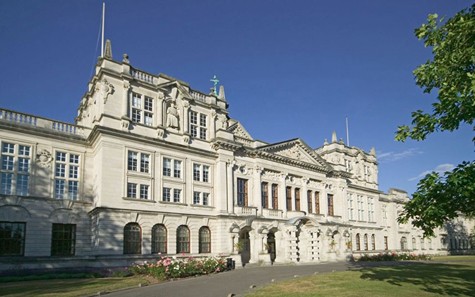 2. Trường ĐH Cardiff Nằm giữa trung tâm thành phố, rất nhiều tòa nhà của trường ĐH Cardiff thật sự nổi bật. Đây chỉ là 1 trong số những tòa nhà ấn tượng đó.