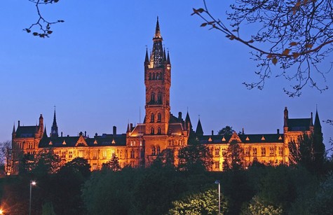 5. Trường ĐH Glasgow Một trong những trường ĐH cổ kính nhất của xứ Scotland, ngôi trường này bao gồm rất nhiều tòa nhà đẹp. Tiêu biểu là tòa nhà Gilbert Scott – 1 minh họa lớn thứ 2 của kiến trúc phục hưng Gothic tại Anh, sau Cung điện Westminster.