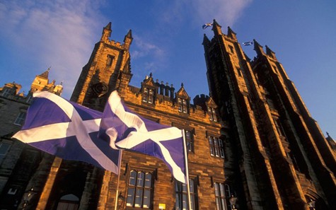 9. Trường ĐH Edinburgh Được thành lập năm 1583, là 1 trong những trường đại học cổ nhất ở Anh. Trường không chỉ nổi tiếng với kiến trúc tuyệt đẹp, mà còn bởi chất lượng giáo dục cũng nằm trong top đầu của Anh và thế giới.