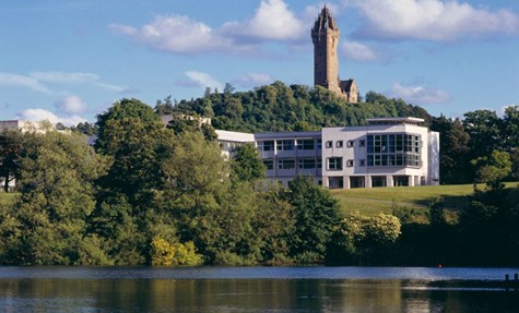 4 - Đại học Stirling Học phí: 6.750 bảng/năm (gần 229 triệu VND) Trường Stirling được xây dựng vào năm 1967, hiện có khoảng 8.300 sinh viên. Vì được xây dựng tại khu ngoại thành nên trường có chi phí sinh hoạt, nhà trọ thấp.