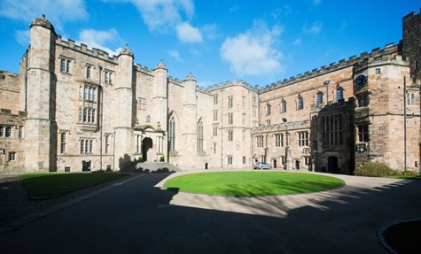 6 - Đại học Durham Học phí: 9.000 bảng/năm (gần 305 triệu VND) Đại học Durham được thành lập vào năm 1832 gồm hệ thống 16 trường cao đẳng trên cả nước. Trường có chi phí nhà trọ và học phí đều rất rẻ nên được nhiều sinh viên lựa chọn.