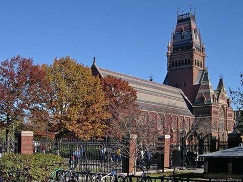 Trường đại học tư thục đầu tiên Danh hiệu này được một số trường cạnh tranh, nhưng có vẻ như được công nhận nhiều nhất là ĐH Harvard, thành lập năm 1636 với tư cách “đại học lâu đời nhất” ở Mỹ. ĐH William & Mary nhận mình là đại học tư thục lâu đời thứ 2.