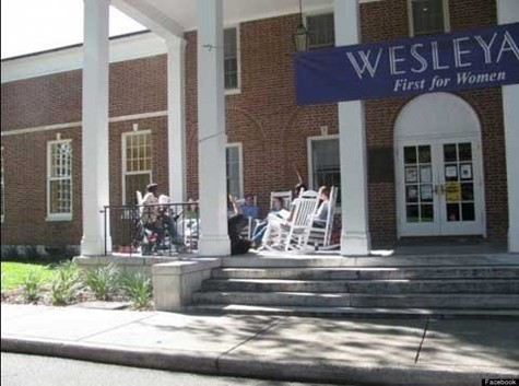 Đại học đầu tiên dành cho phụ nữ ĐH Wesleyan được thành lập năm 1836 và được ghi nhận là trường đầu tiên dành cho phụ nữ. Trường này cũng có hội nữ sinh đầu tiên và lâu đời nhất thế giới, bắt đầu vào năm 1859.