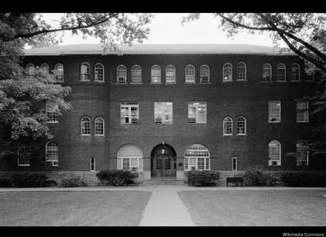 Đại học chống nô lệ ở miền Nam Berea College được thành lập bởi những người phản đối chế độ nô lệ vào giữa những năm 1800. Đây là ngôi trường không phân biệt chủng tộc đầu tiên được thành lập ở miền Nam
