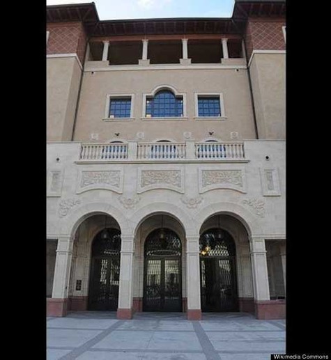 Đại học điện ảnh lâu đời nhất USC School of Cinematic Arts, có trụ sở tại Los Angeles là trường điện ảnh đầu tiên của Mỹ. Trường này thuộc ĐH Nam California, được thành lập năm 1929.