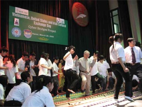 Một buổi sinh hoạt trao đổi văn hoá Việt Nam – Ireland tổ chức tại trường trung học phổ thông Chu Văn An, Hà Nội