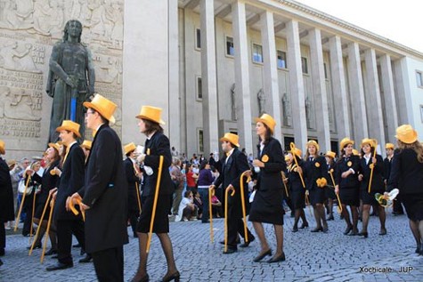 Sinh viên Coimbra với bộ đồng phục sẫm màu nổi bật với mũ phớt và gậy vàng chanh