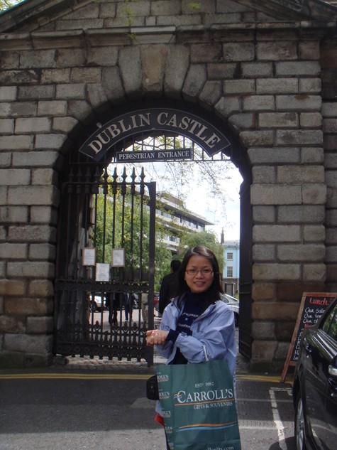 Trước cổng lâu đài Dublin