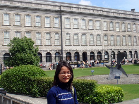 Trước tòa nhà của thư viện trường Trinity College