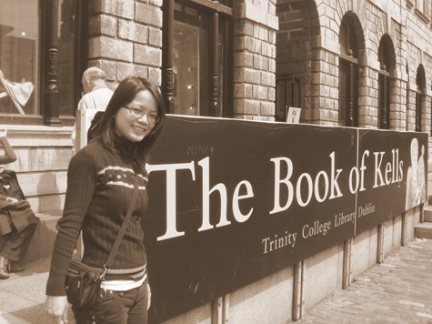 Trước cổng của thư viện trường Trinity College, nơi trưng bày một trong những cuốn sách lâu đời nhất thế giới – The Book of Kells