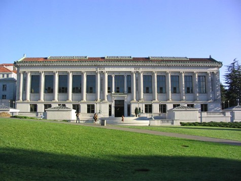 Đại học California - Berkeley, thường được gọi là Cal, đảm bảo hai năm về nhà ở cho sinh viên mới. Trường có hơn 700 tổ chức sinh viên trong trường, với nhiều hoạt động đa dạng, phong phú. Berkeley bao gồm 14 trường đại học và các trường cao đẳng, các chương trình sau đại học được xếp hạng cao về giáo dục, kỹ thuật, luật, phúc lợi xã hội, y tế công cộng…