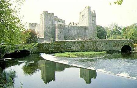 Lâu đài cahir bên dòng sông Suir.