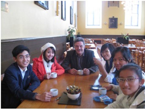Các học sinh Việt Nam cùng Bác Patsy