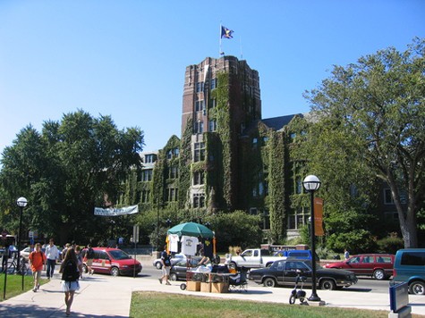Đại học Michigan tự hào là một trong những “thị trấn đại học” tốt nhất nước Mỹ, chỉ mất 45 phút từ thành phố Detroit. Tân sinh viên được đảm bảo nhà ở nhưng không bắt buộc phải sống trong khuôn viên trường.