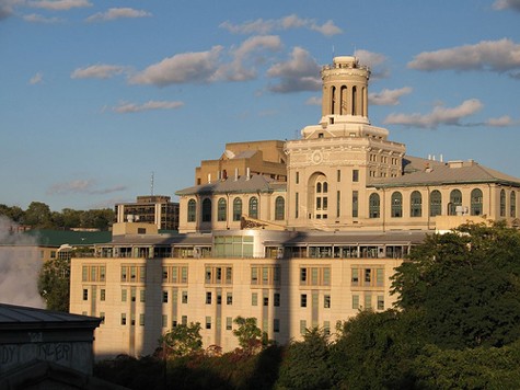 8. Đại học Carnegie Mellon (Carnegie Mellon University) Là một trường tư khá non trẻ, được thành lập vào năm 1900 nhưng tổng số sinh viên hằng năm là hơn 6.000 người. Đại học Carnegie Mellon xếp thứ 23 (năm 2012). Học phí và lệ phí của trường là hơn 43.000 USD/năm. Đại học Carnegie Mellon, được thành lập bởi nhà công nghiệp và nhà từ thiện Andrew Carnegie, ở Pittsburgh. Sinh viên năm thứ nhất chỉ được yêu cầu phải sống trong khuôn viên trường, nhưng trường đại học đảm bảo nhà ở cho tất cả bốn năm, và đa số sinh viên chọn ở lại trong khuôn viên trường.