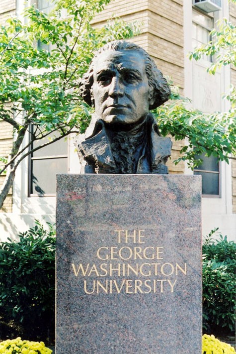 Biểu tượng may mắn tại trường là hình ảnh vị tổng thống Mỹ đầu tiên, George Washington.
