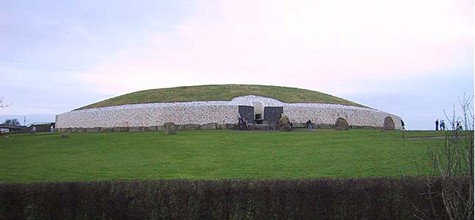 Newgrange hơn 5000 năm ở Boyne, Ireland