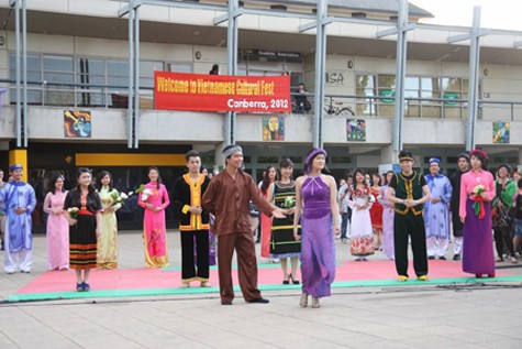 Việt Nam hiện ra trong những trang phục truyền thống của dân tộc