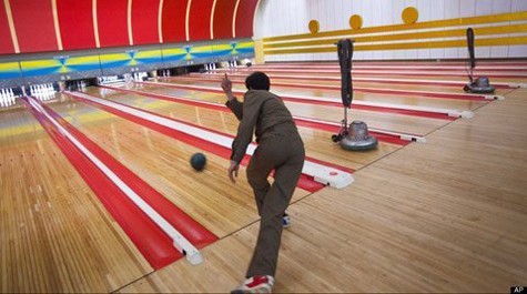 Công nghệ và Quản lý công nghiệp bowling Tại ĐH Vincennes, Indiana, phòng thí nghiệm được thay thế bằng trung tâm bowling. Theo trang web của trường thì ngành học này dạy cho sinh viên kiến thức “quản lý một trung tâm bowling, bán hàng và tiếp thị, các hoạt động của một cửa hàng chuyên nghiệp và cơ cấu hoạt động của một pinsetter”.