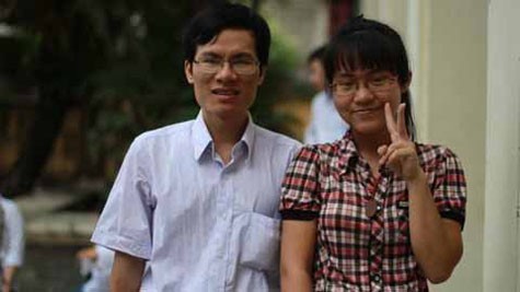 Thầy Phạm Văn Thuận chụp ảnh kỷ niệm cùng học trò của trung tâm