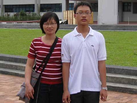 Em Lê Nguyễn Vương linh (TH Anglo-Chinese School (Independent) và mẹ
