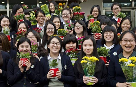 Học sinh nhận hoa may mắn trước ngày thi